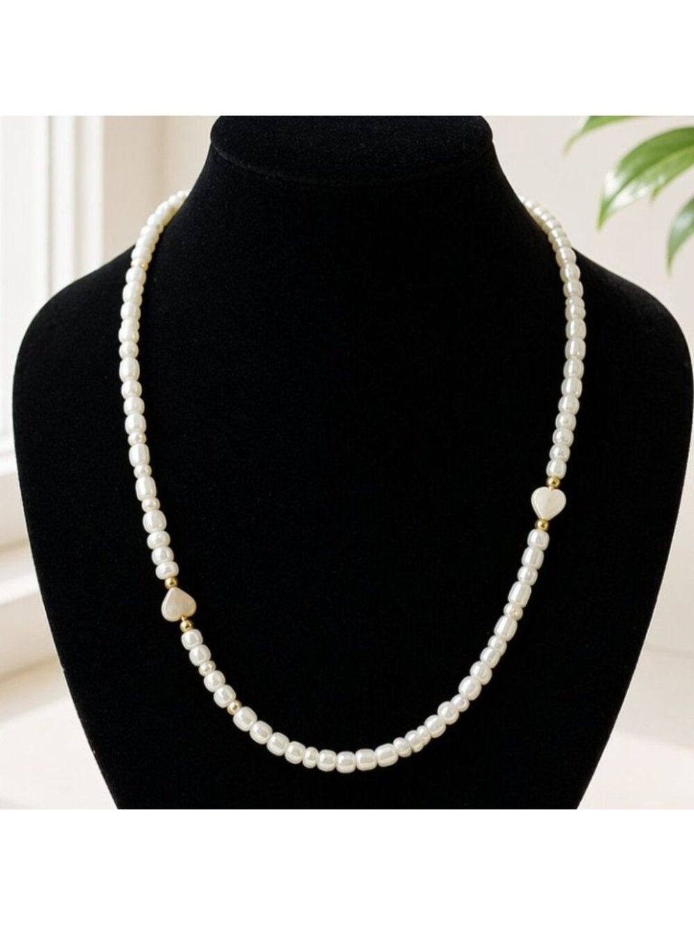 Elegant Vintage White Pearl Beaded Necklace With Gold-Tone Heart Accents & Lobst